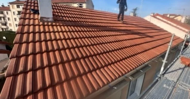 Toiture rénovée avec pose de tuiles neuves réalisée par WES RENOV à Tours en Indre-et-Loire 37.