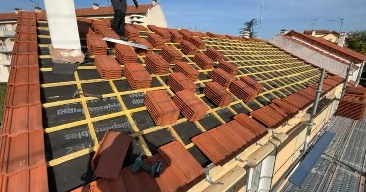 Travaux de pose de tuiles sur toiture avec écran sous toiture et liteaux par WES RENOV à Tours en Indre-et-Loire.