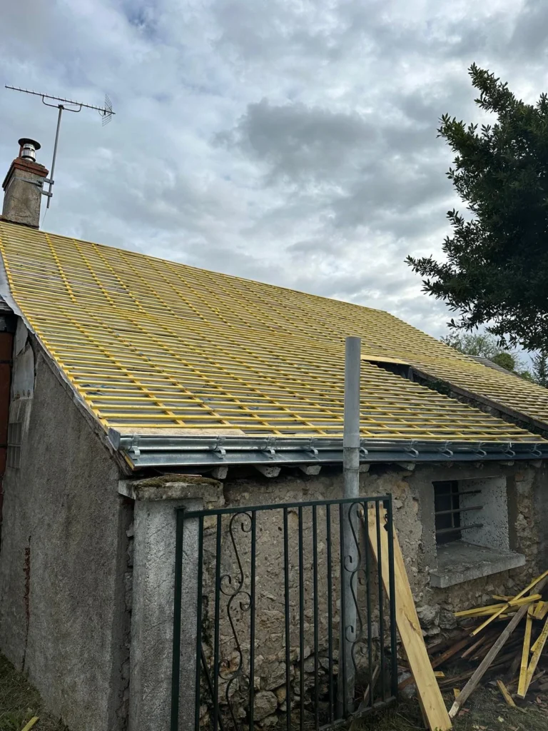Charpente rénovée avec nouveau liteaunage et écran sous toiture réalisée par WES RENOV à Tours.