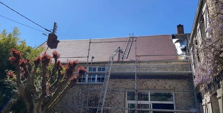 Résultat après rénovation complète de toiture en tuiles réalisée par WES RENOV à Tours en Indre-et-Loire.
