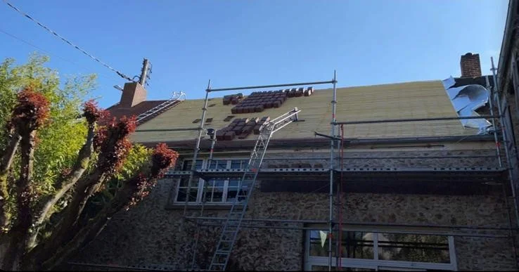 Travaux de rénovation complète de toiture avec écran sous toiture avant pose des tuiles par WES RENOV à Tours.