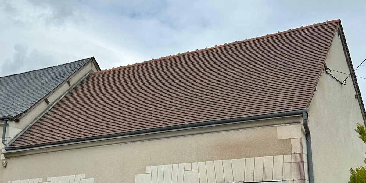 Résultat après rénovation complète de toiture réalisée par WES RENOV à Tours en Indre-et-Loire 37.