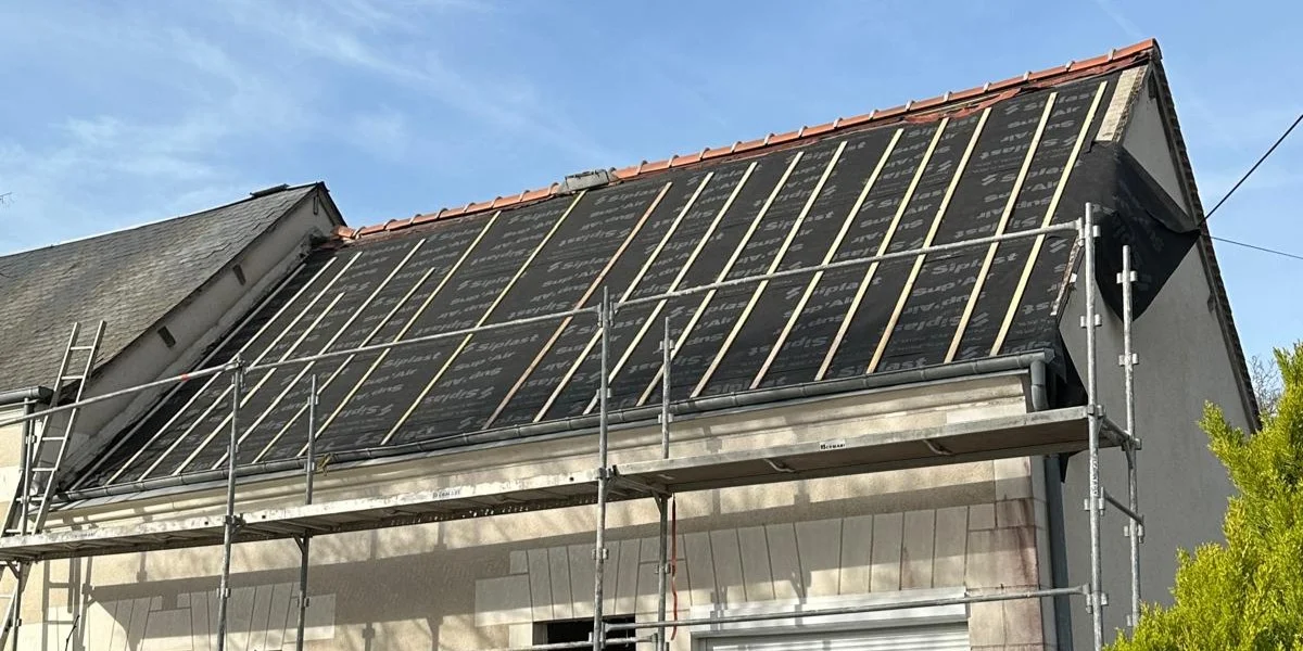 Travaux de rénovation de toiture avec pose d'écran sous toiture par WES RENOV à Tours en Indre-et-Loire 37.